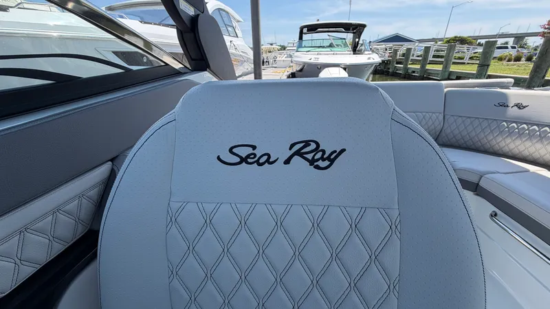 Slide: The Image of Sea Ray SLX 260 Outboard 2026 - 41