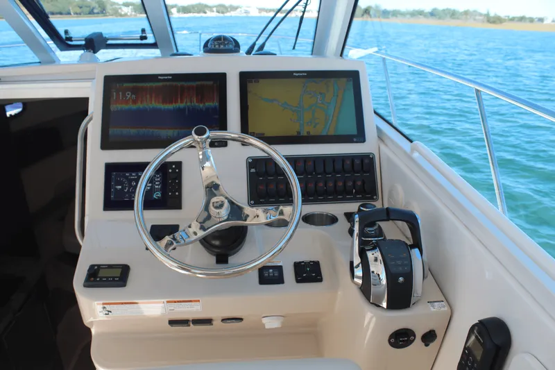 Slide: The Image of Boston Whaler 345 CONQUEST 2020 - 19