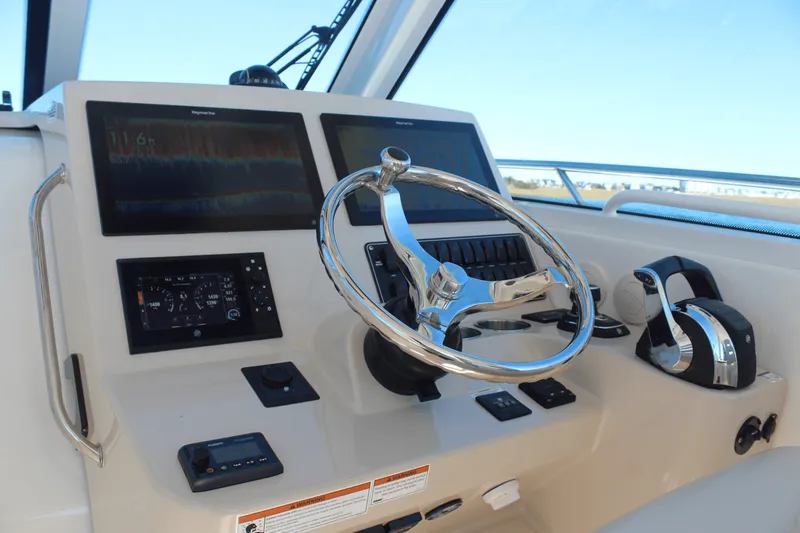 Slide: The Image of Boston Whaler 345 CONQUEST 2020 - 20