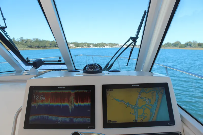 Slide: The Image of Boston Whaler 345 CONQUEST 2020 - 21