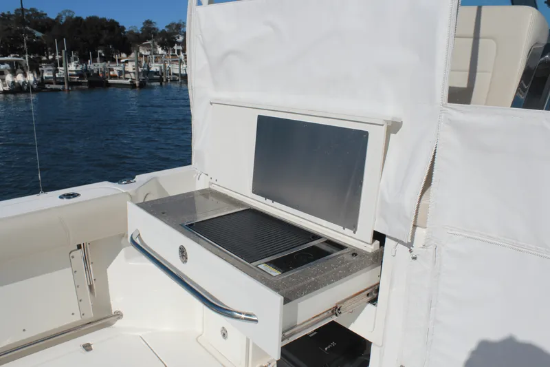 Slide: The Image of Boston Whaler 345 CONQUEST 2020 - 27