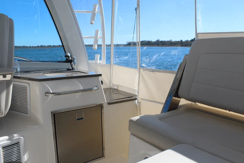 Slide: The Image of Boston Whaler 345 CONQUEST 2020 - 28