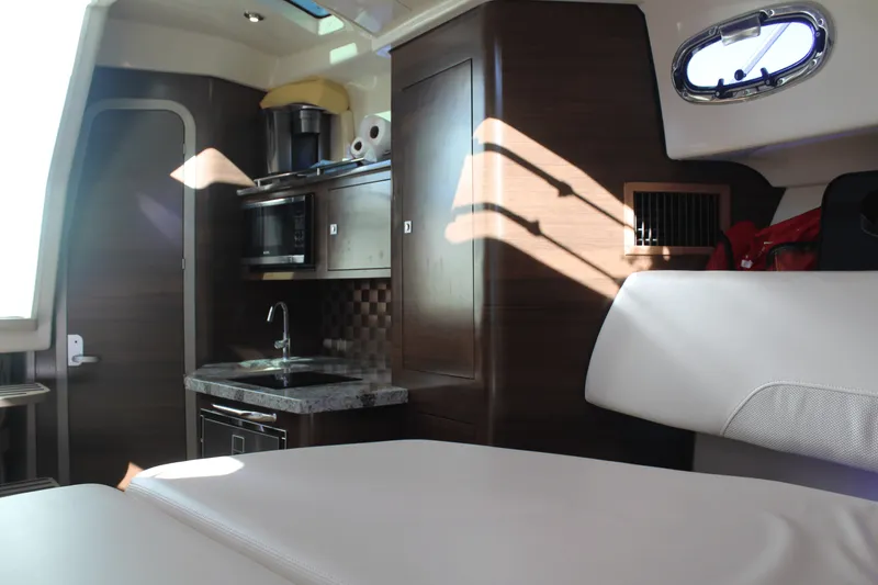 Slide: The Image of Boston Whaler 345 CONQUEST 2020 - 38