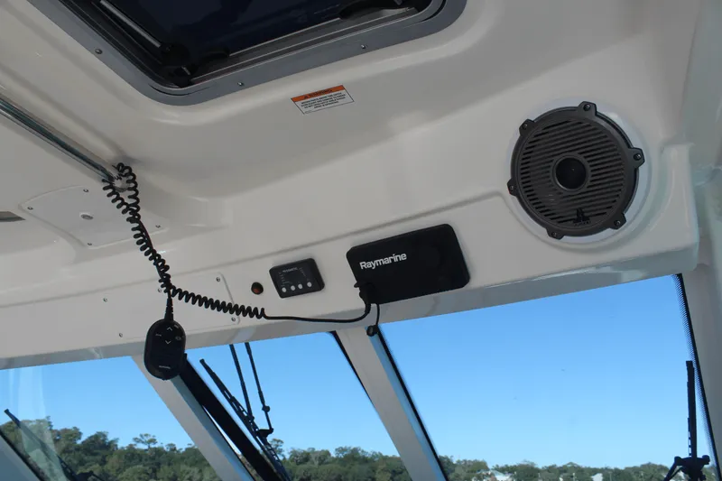 Slide: The Image of Boston Whaler 345 CONQUEST 2020 - 40