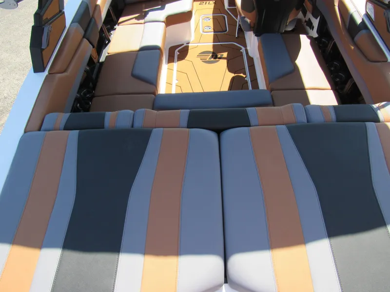 Slide: The Image of Malibu Wakesetter 21LX 2026 - 10