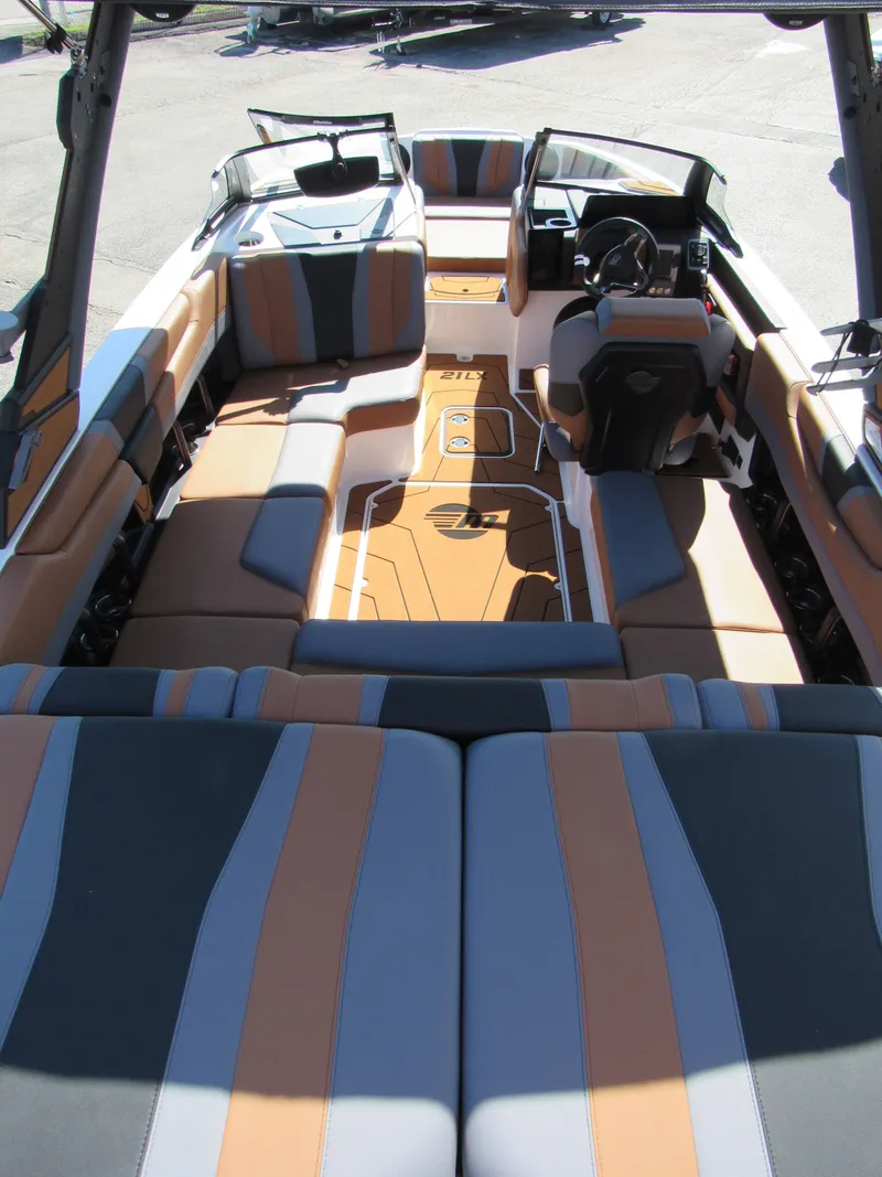 Slide: The Image of Malibu Wakesetter 21LX 2026 - 11