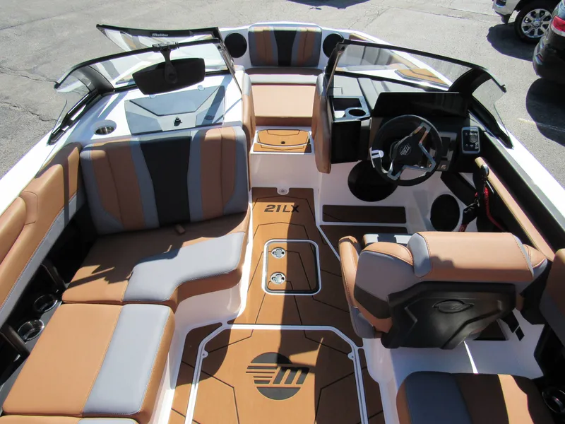 Slide: The Image of Malibu Wakesetter 21LX 2026 - 12