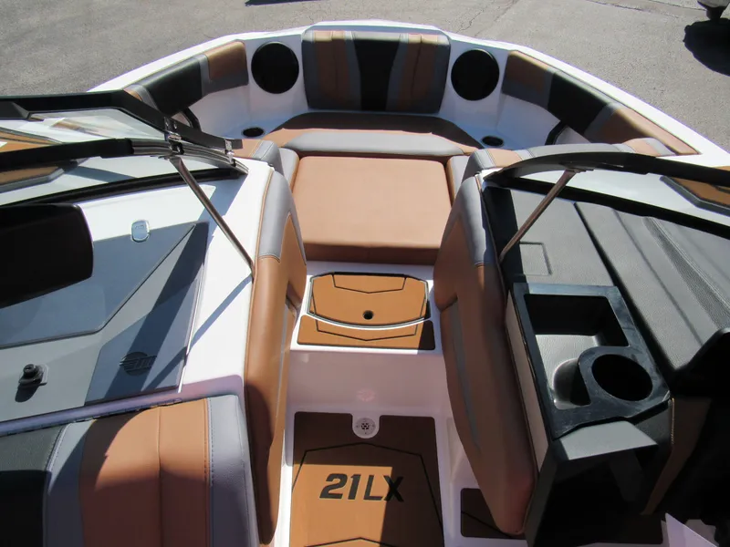 Slide: The Image of Malibu Wakesetter 21LX 2026 - 15