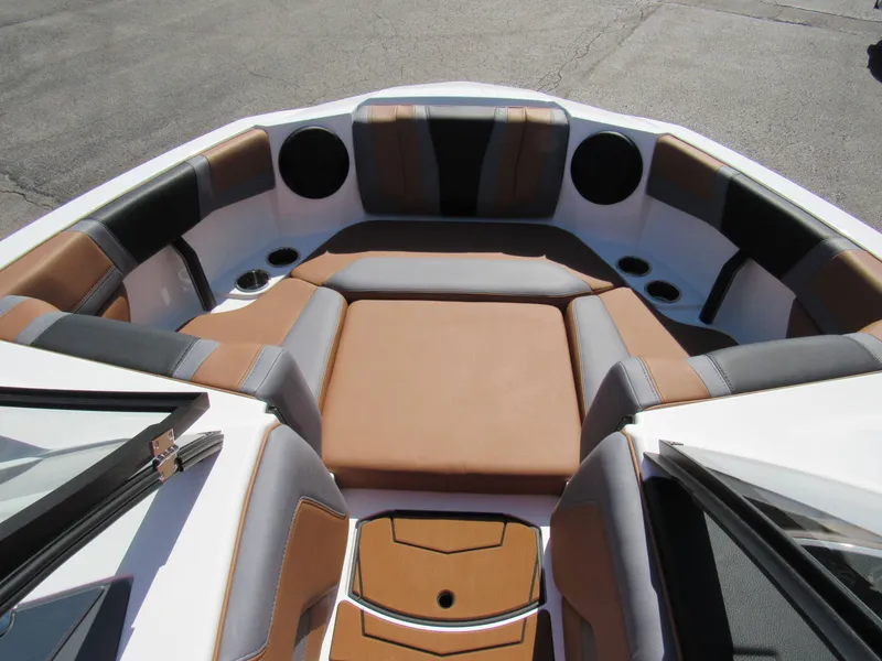Slide: The Image of Malibu Wakesetter 21LX 2026 - 16