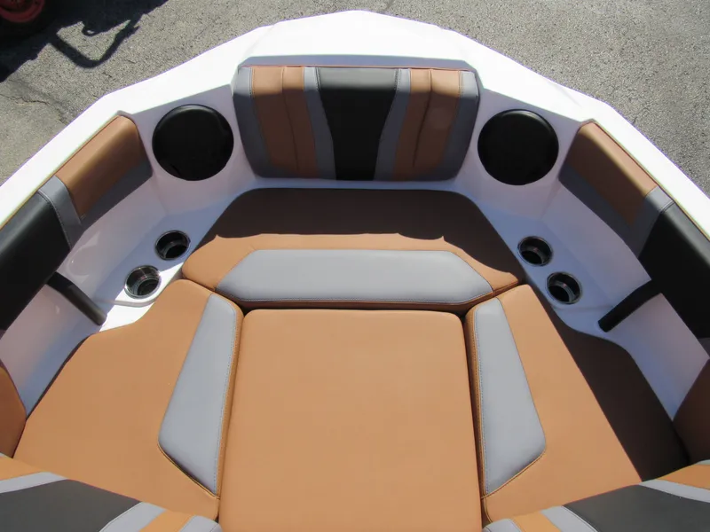 Slide: The Image of Malibu Wakesetter 21LX 2026 - 17