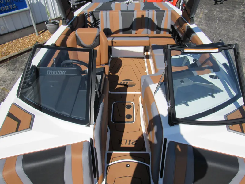 Slide: The Image of Malibu Wakesetter 21LX 2026 - 18