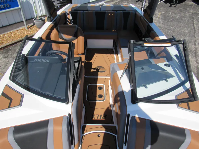 Slide: The Image of Malibu Wakesetter 21LX 2026 - 19