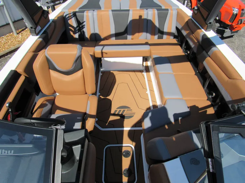 Slide: The Image of Malibu Wakesetter 21LX 2026 - 20