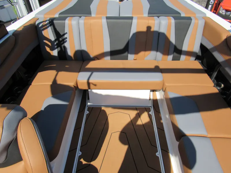 Slide: The Image of Malibu Wakesetter 21LX 2026 - 21