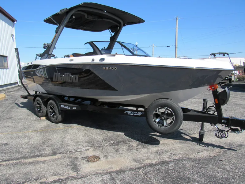 Slide: The Image of Malibu Wakesetter 21LX 2026 - 6