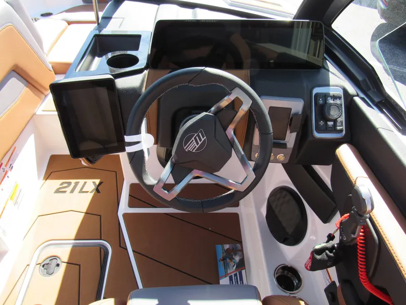 Slide: The Image of Malibu Wakesetter 21LX 2026 - 7