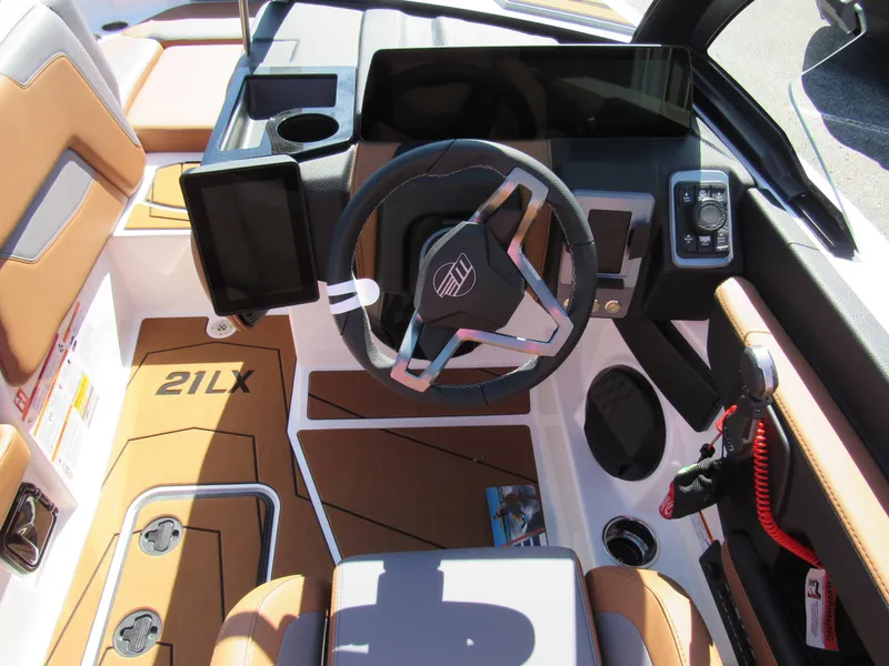 Slide: The Image of Malibu Wakesetter 21LX 2026 - 8