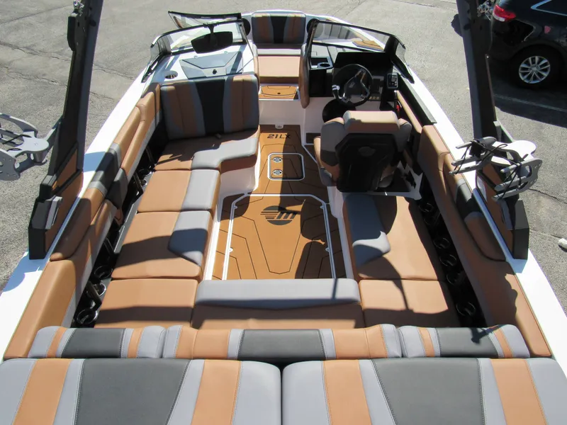 Slide: The Image of Malibu Wakesetter 21LX 2026 - 9