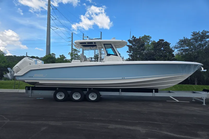The Image of Boston Whaler 330 Outrage 2025 - 0