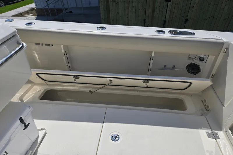 Slide: The Image of Boston Whaler 330 Outrage 2025 - 11