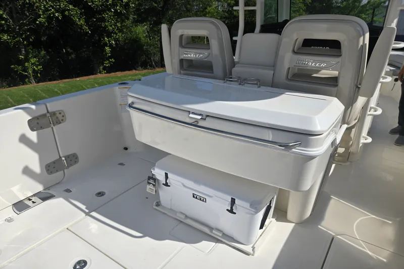 Slide: The Image of Boston Whaler 330 Outrage 2025 - 12