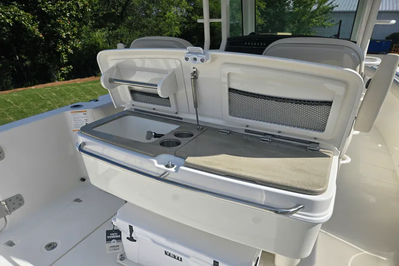 Slide: The Image of Boston Whaler 330 Outrage 2025 - 13