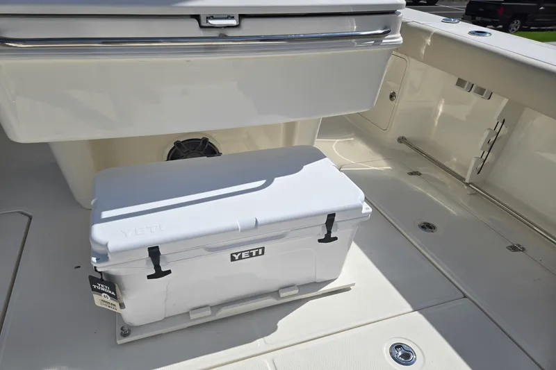 Slide: The Image of Boston Whaler 330 Outrage 2025 - 15