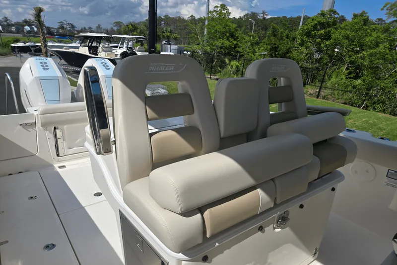 Slide: The Image of Boston Whaler 330 Outrage 2025 - 16