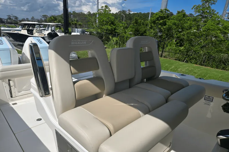 Slide: The Image of Boston Whaler 330 Outrage 2025 - 17