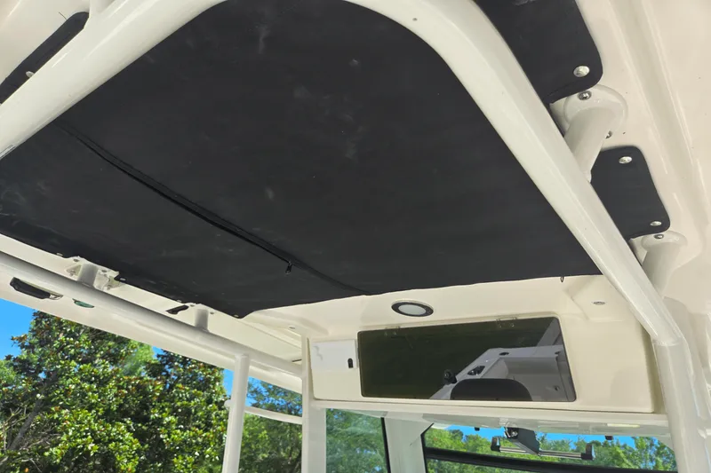 Slide: The Image of Boston Whaler 330 Outrage 2025 - 20