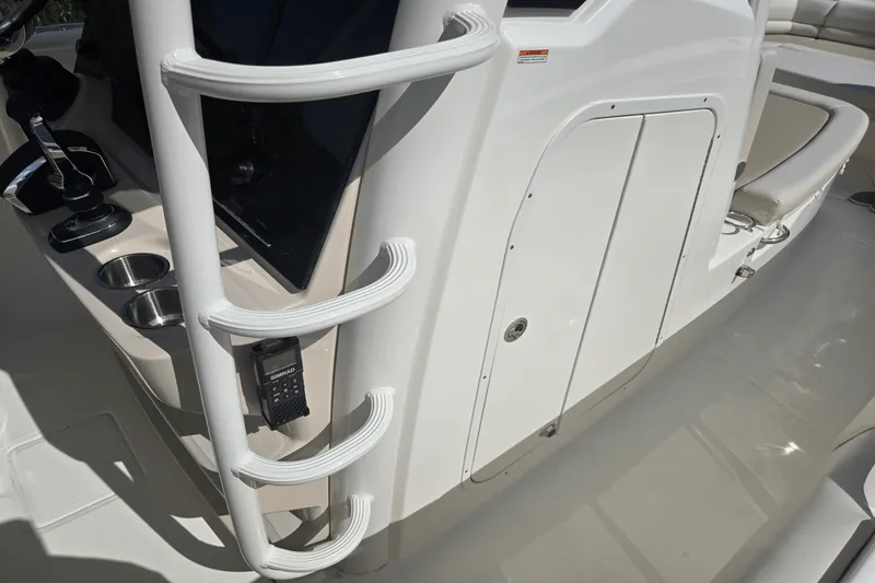 Slide: The Image of Boston Whaler 330 Outrage 2025 - 21
