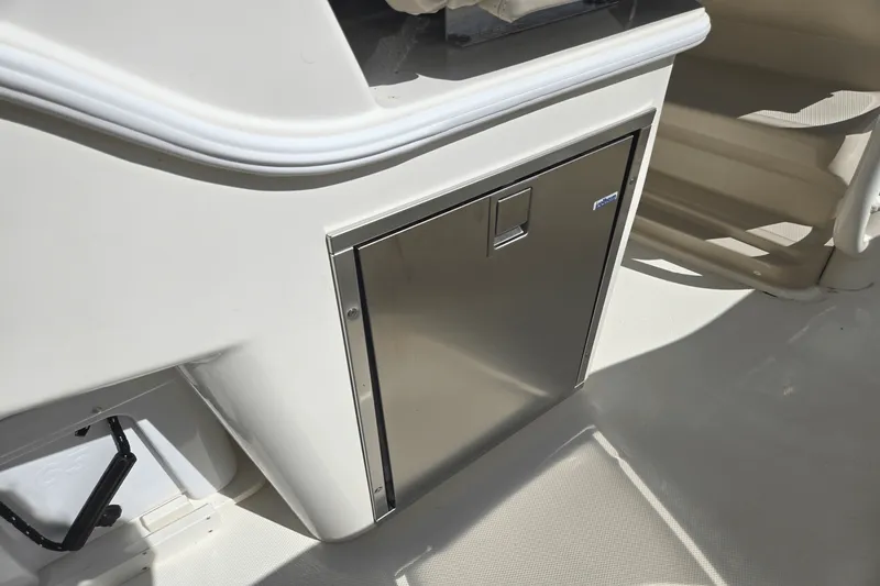 Slide: The Image of Boston Whaler 330 Outrage 2025 - 24