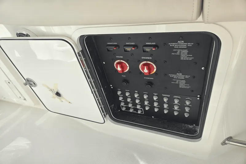 Slide: The Image of Boston Whaler 330 Outrage 2025 - 26
