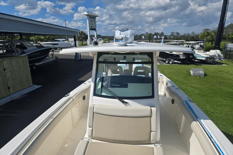 Slide: The Image of Boston Whaler 330 Outrage 2025 - 28