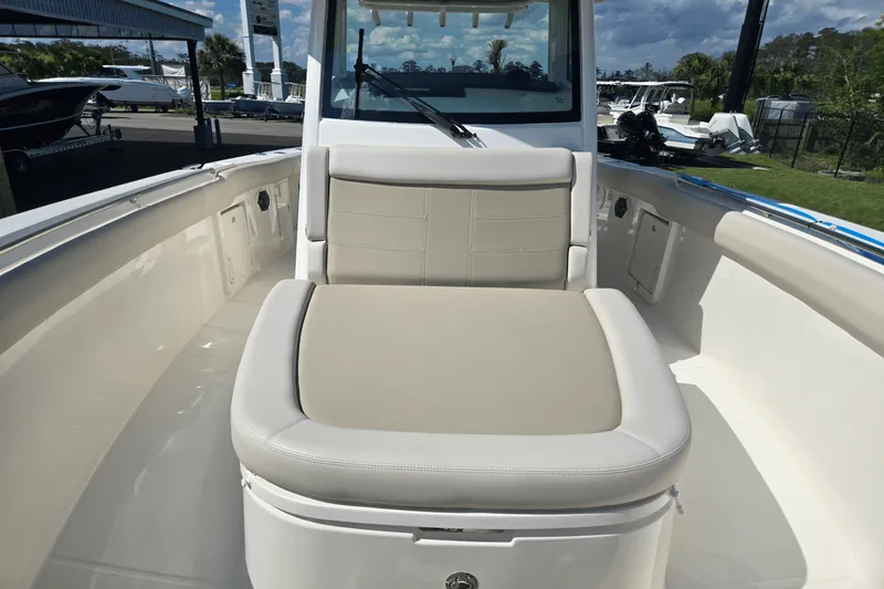 Slide: The Image of Boston Whaler 330 Outrage 2025 - 29