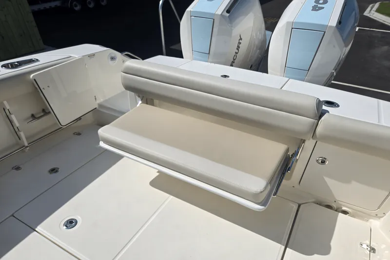 Slide: The Image of Boston Whaler 330 Outrage 2025 - 3