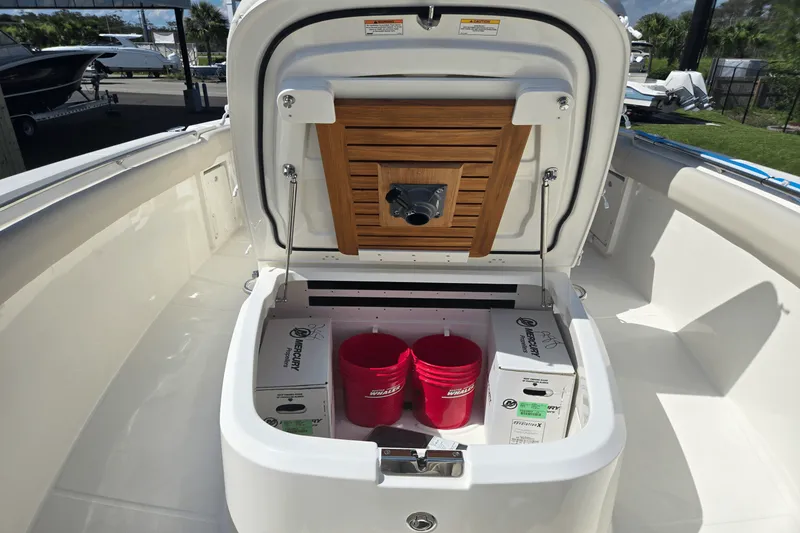 Slide: The Image of Boston Whaler 330 Outrage 2025 - 30
