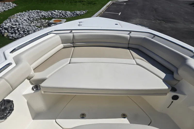 Slide: The Image of Boston Whaler 330 Outrage 2025 - 31