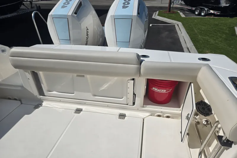 Slide: The Image of Boston Whaler 330 Outrage 2025 - 4