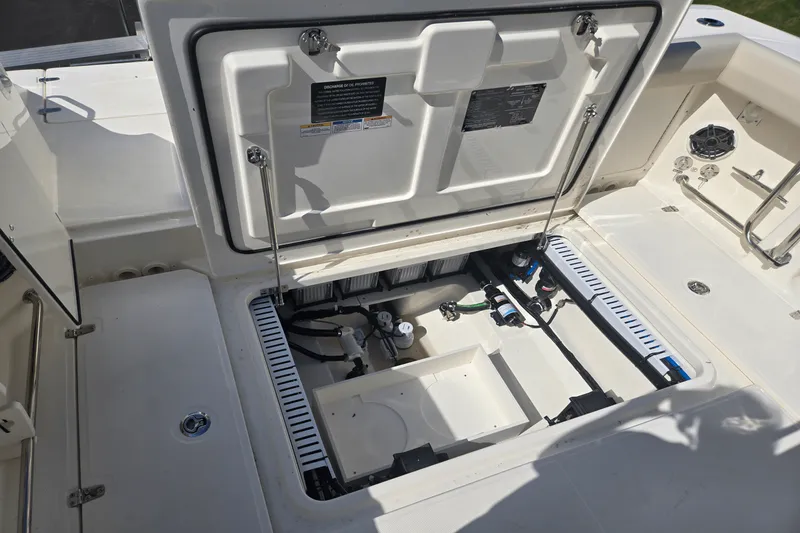 Slide: The Image of Boston Whaler 330 Outrage 2025 - 5