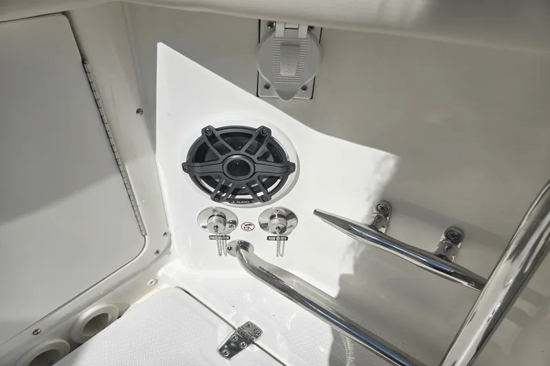 Slide: The Image of Boston Whaler 330 Outrage 2025 - 7