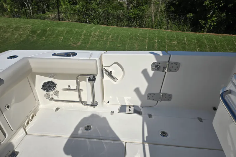 Slide: The Image of Boston Whaler 330 Outrage 2025 - 8