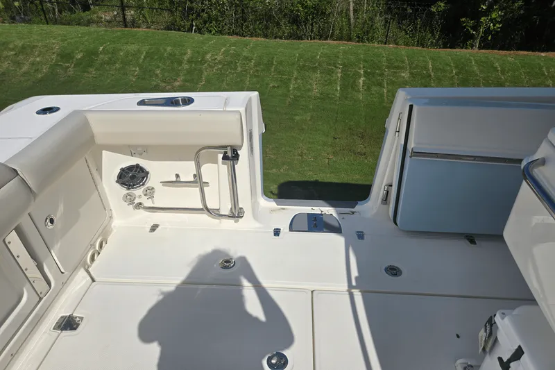 Slide: The Image of Boston Whaler 330 Outrage 2025 - 9