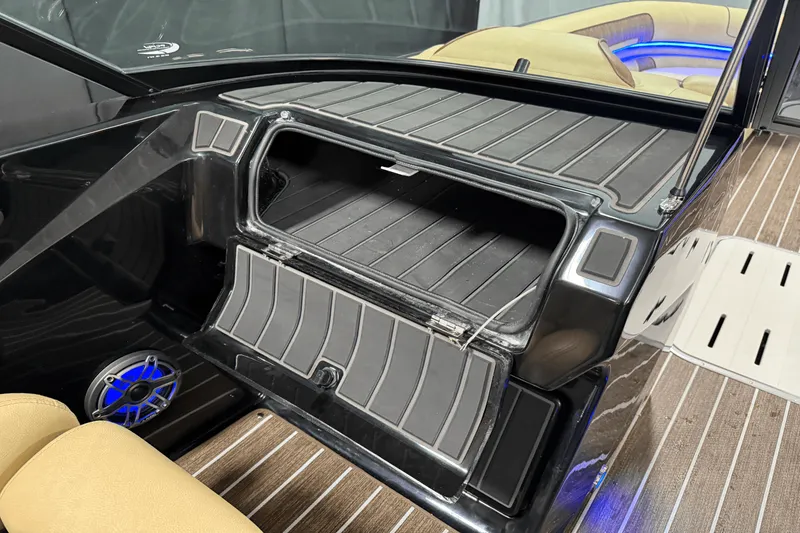 Slide: The Image of Premier 270 Super Sport 2025 - 32