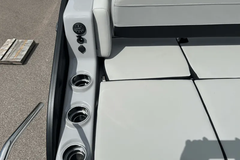 Slide: The Image of Harris Grand Mariner 250 2025 - 12