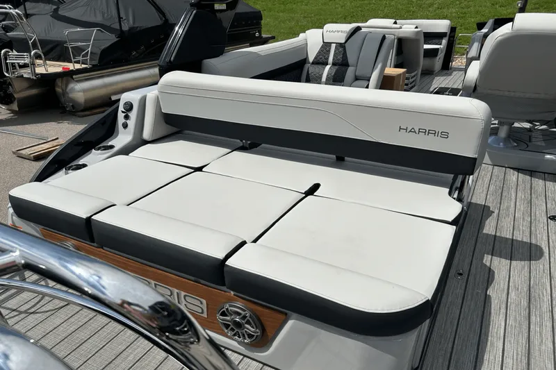 Slide: The Image of Harris Grand Mariner 250 2025 - 13