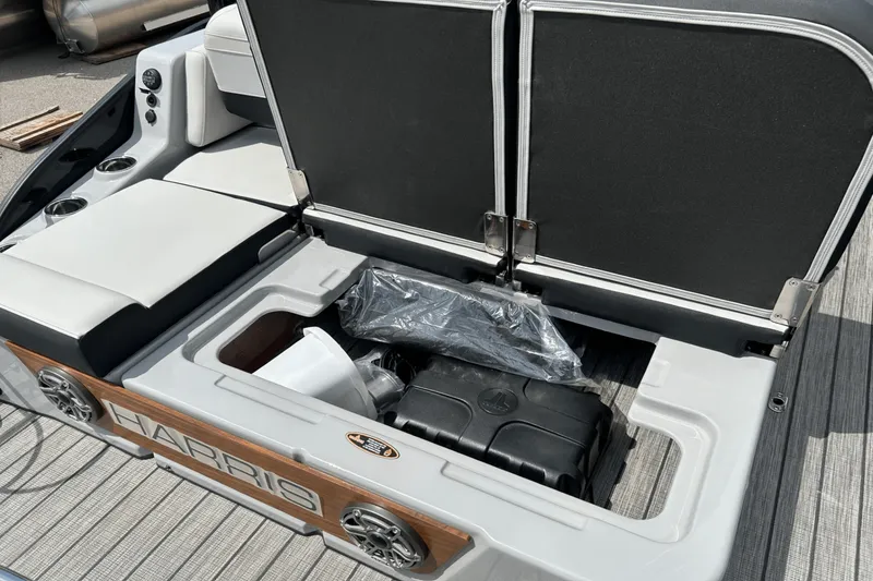 Slide: The Image of Harris Grand Mariner 250 2025 - 14