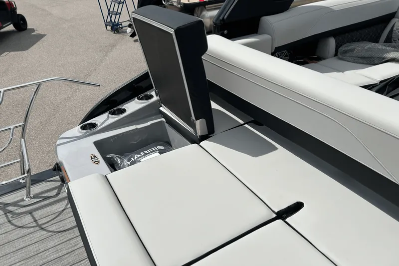 Slide: The Image of Harris Grand Mariner 250 2025 - 15