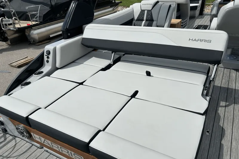 Slide: The Image of Harris Grand Mariner 250 2025 - 16