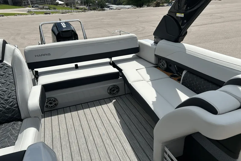 Slide: The Image of Harris Grand Mariner 250 2025 - 17